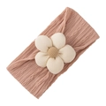 Fascia per neonata rosa in maglia a trecce con un grande fiore bianco decorativo - Fascia Rosa Fiore Bianco (KK205-31)