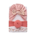 Set de 3 piezas para bebé con gorro rosa y diademas con lazo floral en tarjeta blanca - Combinación Rosa (DP205-4)