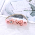 Bandeau élastique bébé avec cinq fleurs en soie rose faites à la main et petits strass - Style Fleur Artificielle Rose et Blanc (HH205-1)