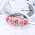Bandeau bébé avec cinq fleurs en tissu rose et détails en cristal sur ruban de nylon - Style Fleur 3D Rose à Couches (HH205-3)