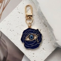 Französischer Vintage Schlüsselanhänger mit blauer Emaille-Rose und bösem Blick Element - Dunkelblau Rose