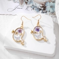 Boucles d'oreilles fantôme avec cadres dorés et fleurs sur fond de pierre blanche - Petit Fantôme Fleur Blanche Violette