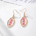 Dettaglio di orecchini ovali con fiori secchi rosa e cornice in metallo dorato - Fiore Rosa Ovale (Gancio in Acciaio Inossidabile)