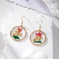 Elegantes pendientes redondos de resina con flores secas reales y marco dorado - Flor Roja y Blanca