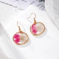 Détail de boucles d'oreilles en résine faites à la main avec de vraies fleurs séchées roses - Fleur Rose Rouge