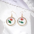 Pendientes de resina dorada con flores secas rojas reales y detalles de pan de oro fino - Flor Roja Única