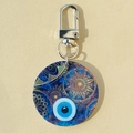 Detalle del llavero mandala del ojo turco con patrón azul y clip de metal plateado - Estampado Azul Oscuro Redondo