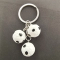 Détail de trois mini pendentifs ballon de foot en résine sur un porte-clés argenté - Football 3D