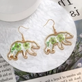 Creatieve ijsbeer oorbellen met groene droogbloemen in een goudkleurig metalen frame - Groene Bloem Ijsbeer