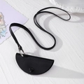 Dettaglio della borsa portachiavi in ecopelle nera con anello argento e cordino collo - Semicircolare Nero