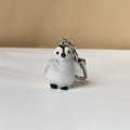 Niedlicher Cartoon-Pinguin Schlüsselanhänger mit Glanz-Finish und silbernem Karabiner - Pinguin