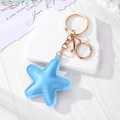 Portachiavi a stella in pelle azzurra con chiusura dorata su base in pietra minimale - Forma di Stella Marina (K187) / Blu