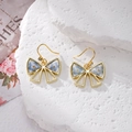 Prachtige gouden strik oorbellen met blauwe gedroogde bloemen en vergeet-mij-nietje hars druppel - Blauwe Strik (Ronde Strass Haak)