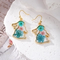 Boucles d'oreilles lapin dorées avec fleurs séchées en résine, style naturel délicat - Dentelle Bleue