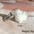 Dettaglio portachiavi mini pecora in peluche bianca con gancio in metallo argentato - Alpaca floccato