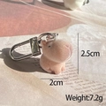 Primo piano di un portachiavi a forma di capibara floccato rosa con dettagli della trama - Capibara Floccato