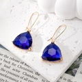 Elegante Goldene Ohrringe mit tiefblauen geometrischen Kristallen im minimalistischen Hakenstil - Königsblau