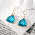 Detail der facettierten blauen Kristallohrringe mit eleganter Goldbeschichtung - Seeblau