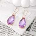 Elegantes pendientes dorados con cristales facetados de color púrpura en forma de gota - Púrpura