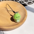 Schattige groene geflockte dieren sleutelhanger met zwart koord op houten dienblad - Bevlokte Slang