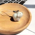 Detail van witte geflockte dieren sleutelhanger met zachte textuur en metalen clip - Geflockte beer