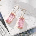 Détail de boucles d'oreilles élégantes avec cristal rose rectangulaire et crochets dorés - Rose