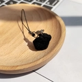 Dettaglio portachiavi a forma di maialino in peluche nero con chiusura su vassoio legno - Maialino Nero Floccato