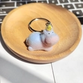 Simpatico portachiavi a forma di ippopotamo floccato con uccellino giallo e texture soffice - Ippopotamo Fioccato Con Anatra Sulla Testa