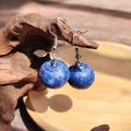 Pendientes de resina con forma de arándano y ganchos de plata en base de madera - Arándano