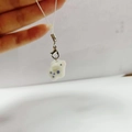 Mignon porte-clés ours floqué blanc avec pattes bleues et fermoir mousqueton - Cochon Bleu Floqué