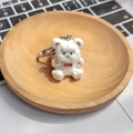 Portachiavi orsetto di peluche bianco con fiocco rosso e dettagli rosa - Orso Abbraccio Bianco
