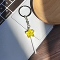 Durchscheinender gelber Stern Lutscher Schlüsselanhänger mit Glitzer auf Metallring - Gelber Stern Lutscher