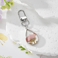 Porte-clés en résine goutte d'eau avec fleur séchée rose et feuille d'or sur pierre - Marguerite de Septembre Rose
