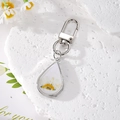 Gänseblümchen-Schlüsselanhänger mit kleinen Perlen und echten Trockenblumen in Tropfenform - Wassertropfenform (GH136) / Weiße Perle Gänseblümchen