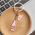 Portachiavi smaltato rosa con cappello da cowboy e bottiglia di soju alla pesca - Combinazione di Bottiglia di Soju Rosa
