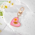 Schlüsselanhänger Herz aus rosa Harz mit echten Gänseblümchen und goldener Hardware - Rosa Gänseblümchen Stil