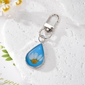 Himmelblauer Tropfen-Schlüsselanhänger aus Harz mit weißer Gänseblümchen-Trockenblume - Wassertropfenform (GH136) / Blau Gänseblümchen Stil