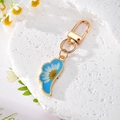 Porte-clés aile d'ange bleu ciel à motif marguerite avec fermoir doré élégant - Aile de Marguerite Bleue