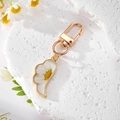 Porte-clés aile chic avec marguerite blanche séchée et monture en métal doré - Aile de Marguerite Blanche