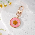 Exquisite golden daisy keychain with real white dried flower in a pink resin pendant - Gold Pink Daisy
