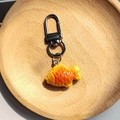 Llavero creativo de resina con forma de galleta taiyaki y cierre metálico plateado - Pequeño Pez Taiyaki