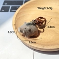 Dettaglio macro di un portachiavi a cinghiale in miniatura con gancio in plastica - Stile Mini Rinoceronte
