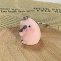 Niedlicher rosa beflockter Schweinchen Schlüsselanhänger mit Sonnenbrille auf Zeitung - Schwein mit Sonnenbrille