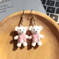 Orecchini a forma di orso floccato bianco con fiocchi rosa su vassoio in legno - Orsetto Rosa
