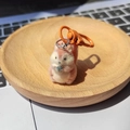 Simpatico portachiavi a scoiattolo rosa floccato con accessorio ghianda blu - Stile Scoiattolo Carino