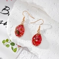 Orecchini fatti a mano con fiori secchi e filo d'oro con perle su pietra bianca - Rosso