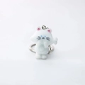 Dettaglio del portachiavi gattino bianco in peluche con occhi azzurri e anello - Gatto dagli Occhi Blu