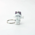 Dettaglio portachiavi gattino bianco floccato con texture morbida e anello in metallo argento - Gatto Bianco e Nero