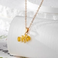 Detalle del collar de cadena dorada con un colgante 3D de pez payaso amarillo vibrante - Estilo Pececito Amarillo