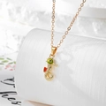 Collar de caballito de mar 3D en aleación dorada con detalles en esmalte verde y rojo - Estilo Caballito De Mar